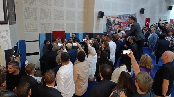 CHP’de meydan harbi! Kongreler savaş alanına döndü yumruklar konuştu